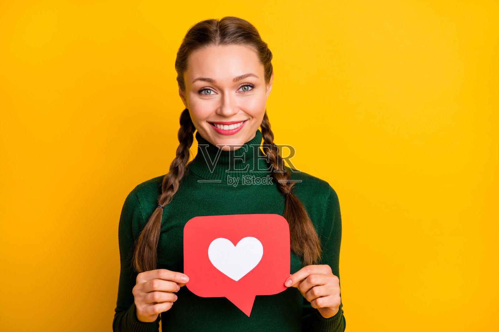 照片肖像快乐的女人与辫子显示心形图标像反馈社交媒体孤立亮黄色背景照片摄影图片