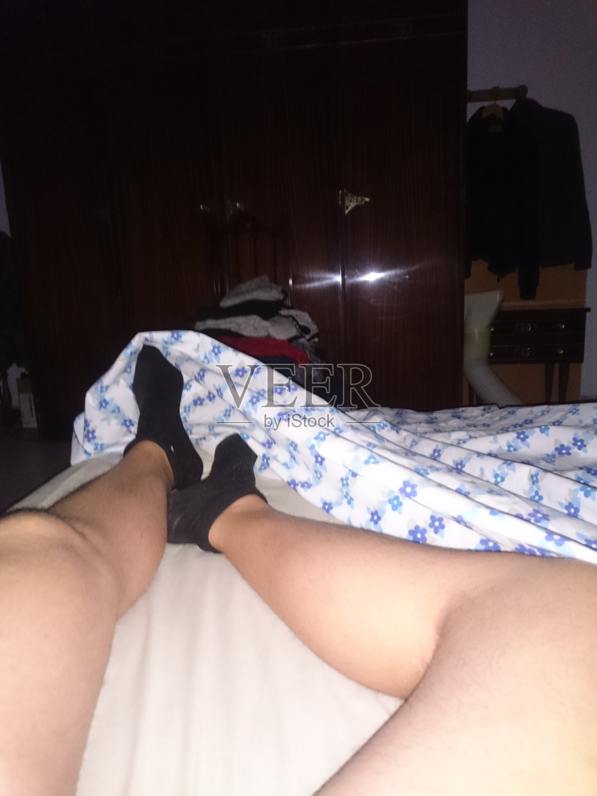 我的光脚放松了,享受着这一天,我的光腿也放松了。脚,男人,男人的腿在家里休息照片摄影图片