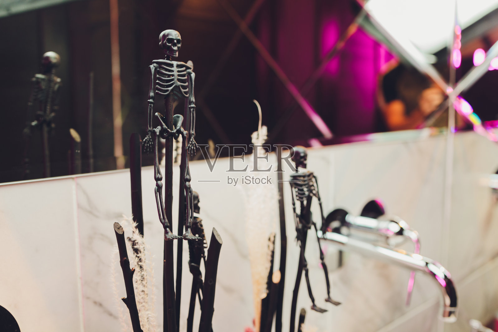 排玩具黑色骷髅标志万圣节特写。照片摄影图片