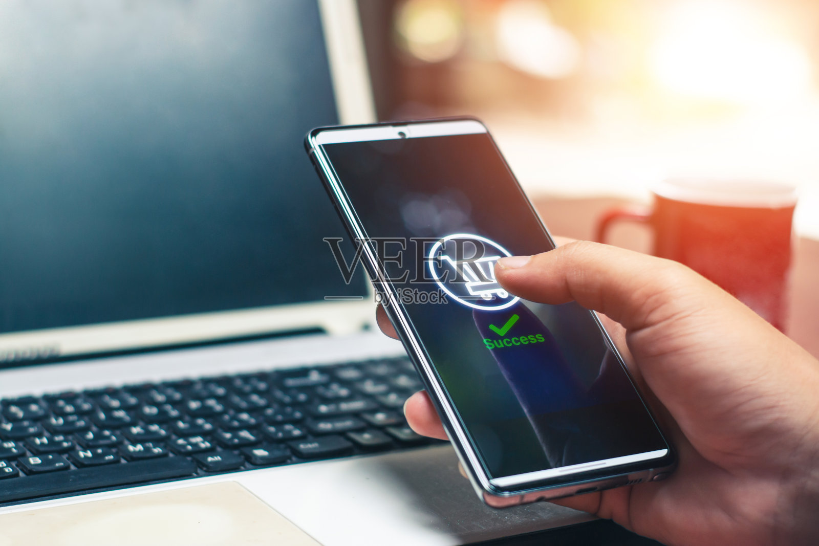 年轻人在空闲时间在家网上购物,商务和现代生活理念。照片摄影图片