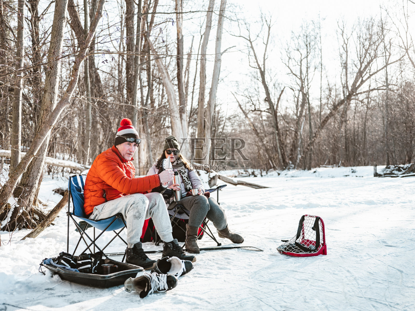 中年夫妇在户外休息照片摄影图片