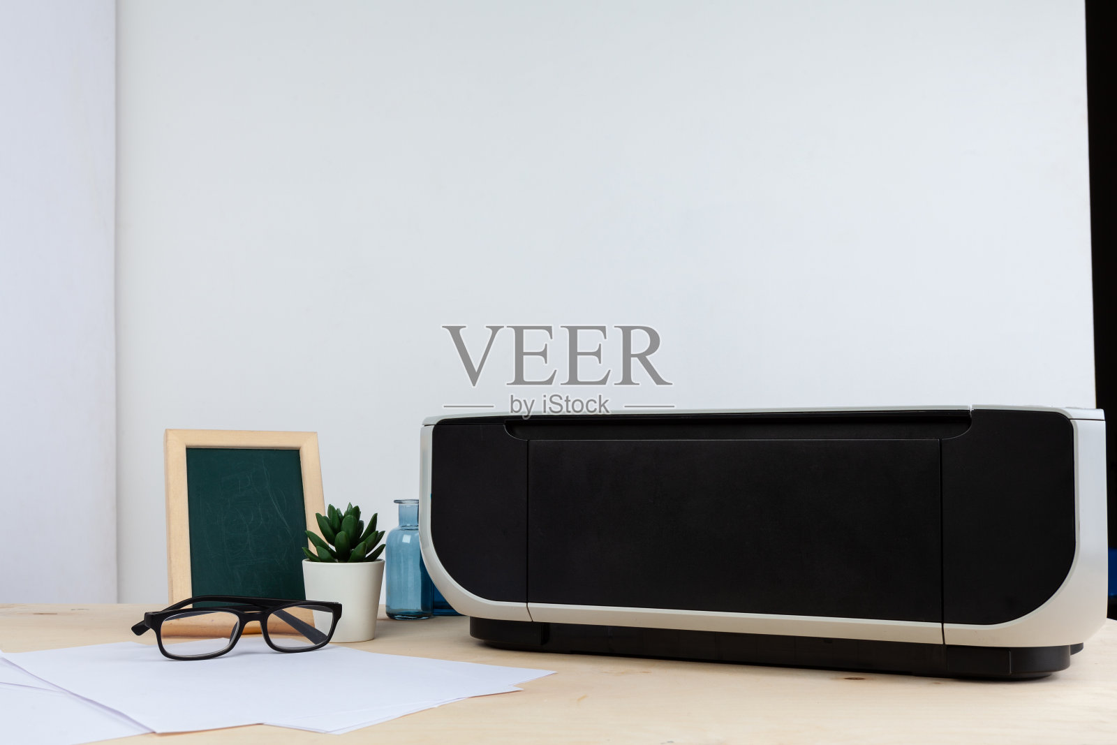 一个女人用复印机的手靠近照片摄影图片