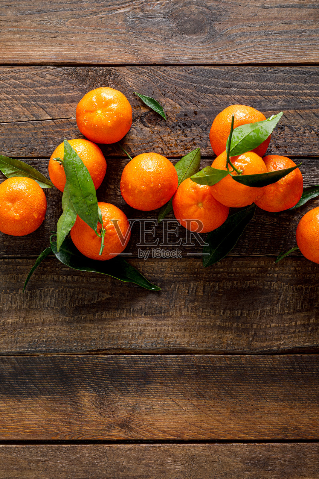 橘子,鲜柑橘,小柑橘,木叶背景。俯视图,复制空间照片摄影图片