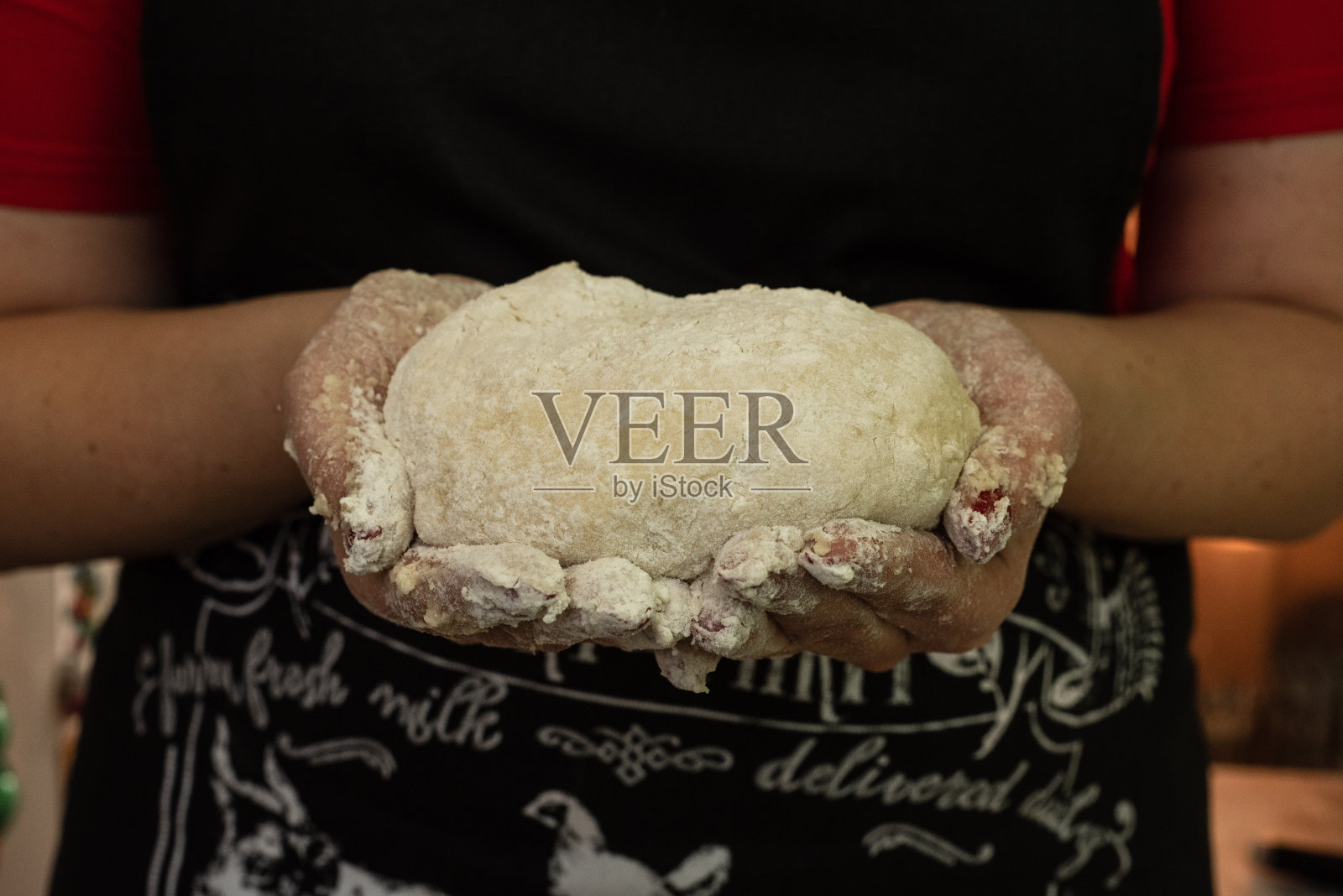 在家里用女性的双手揉面照片摄影图片