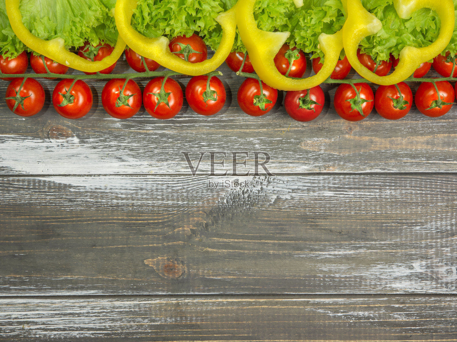 新鲜的圣女果,生菜,甜椒,木质背景。照片摄影图片