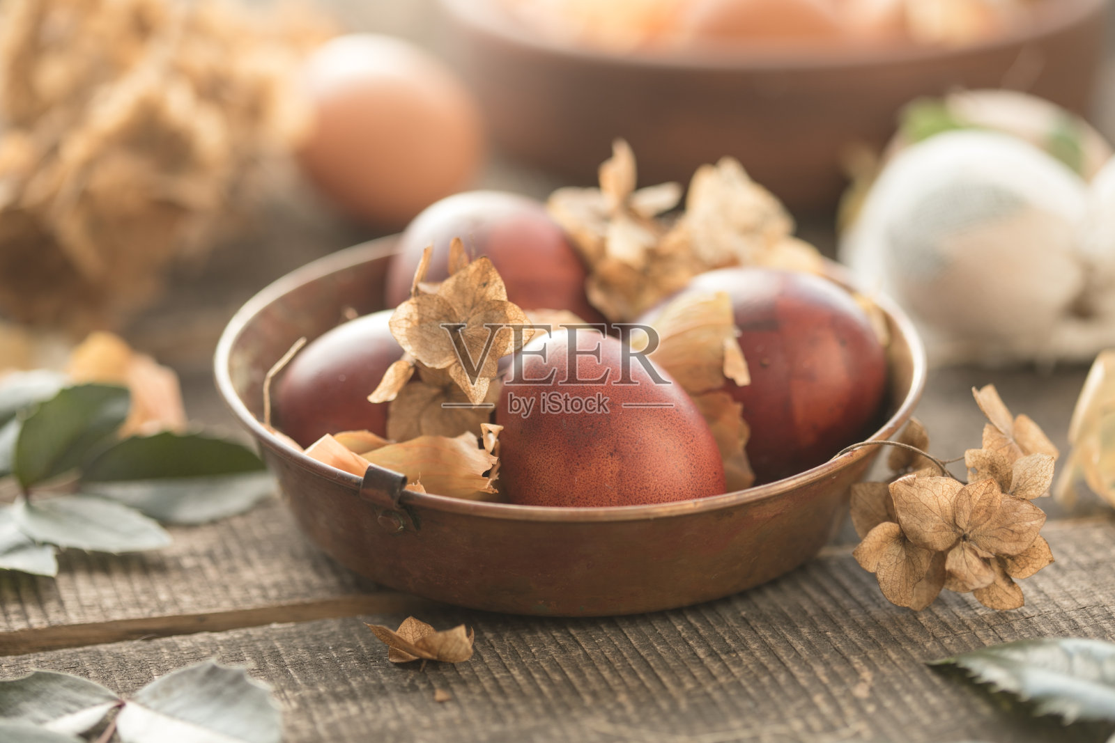 生态装饰。用洋葱皮煮的复活节蛋。春节复活节的真实背景照片摄影图片