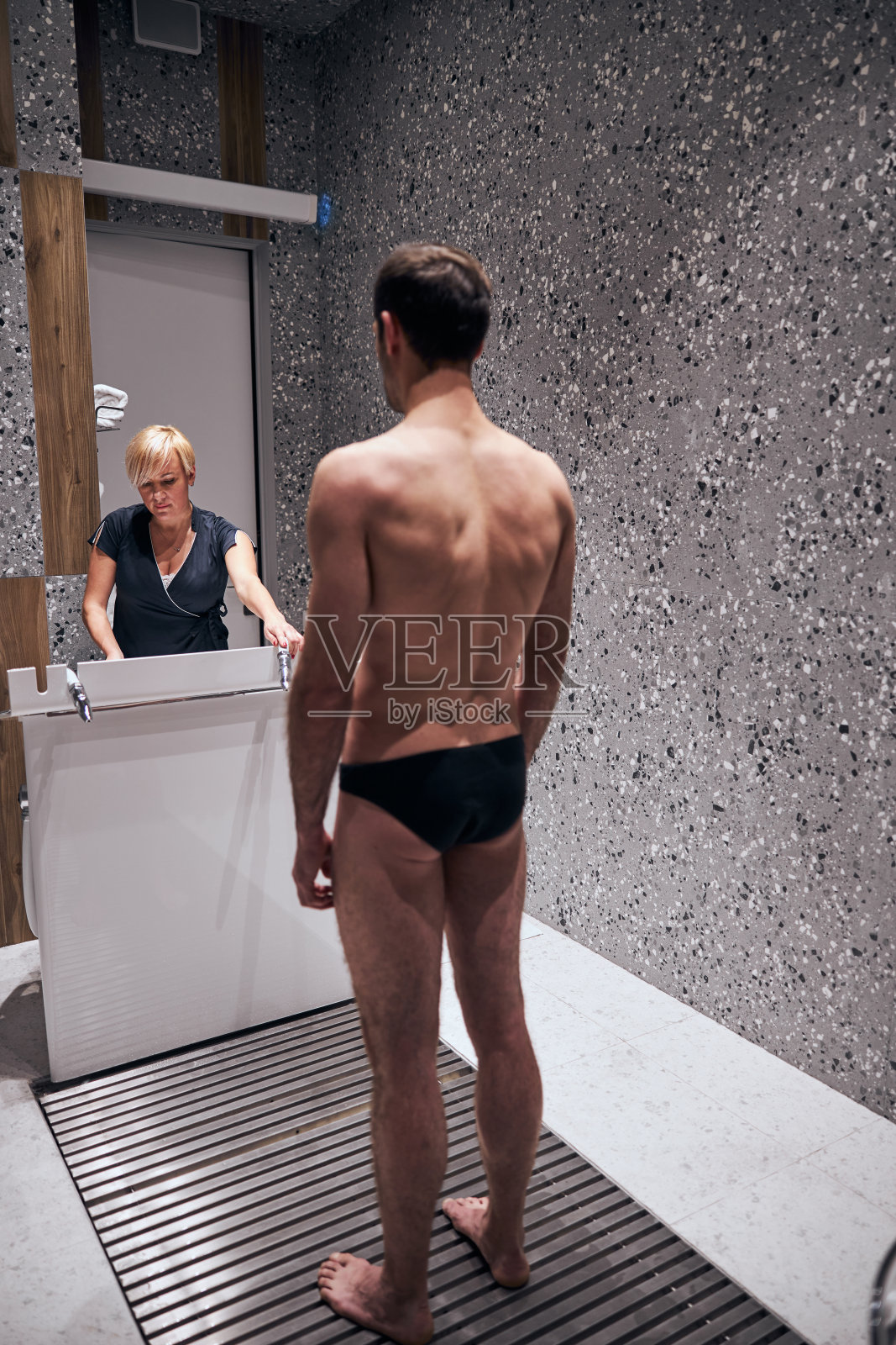 在疗养中心工作的女性和男性游客照片摄影图片