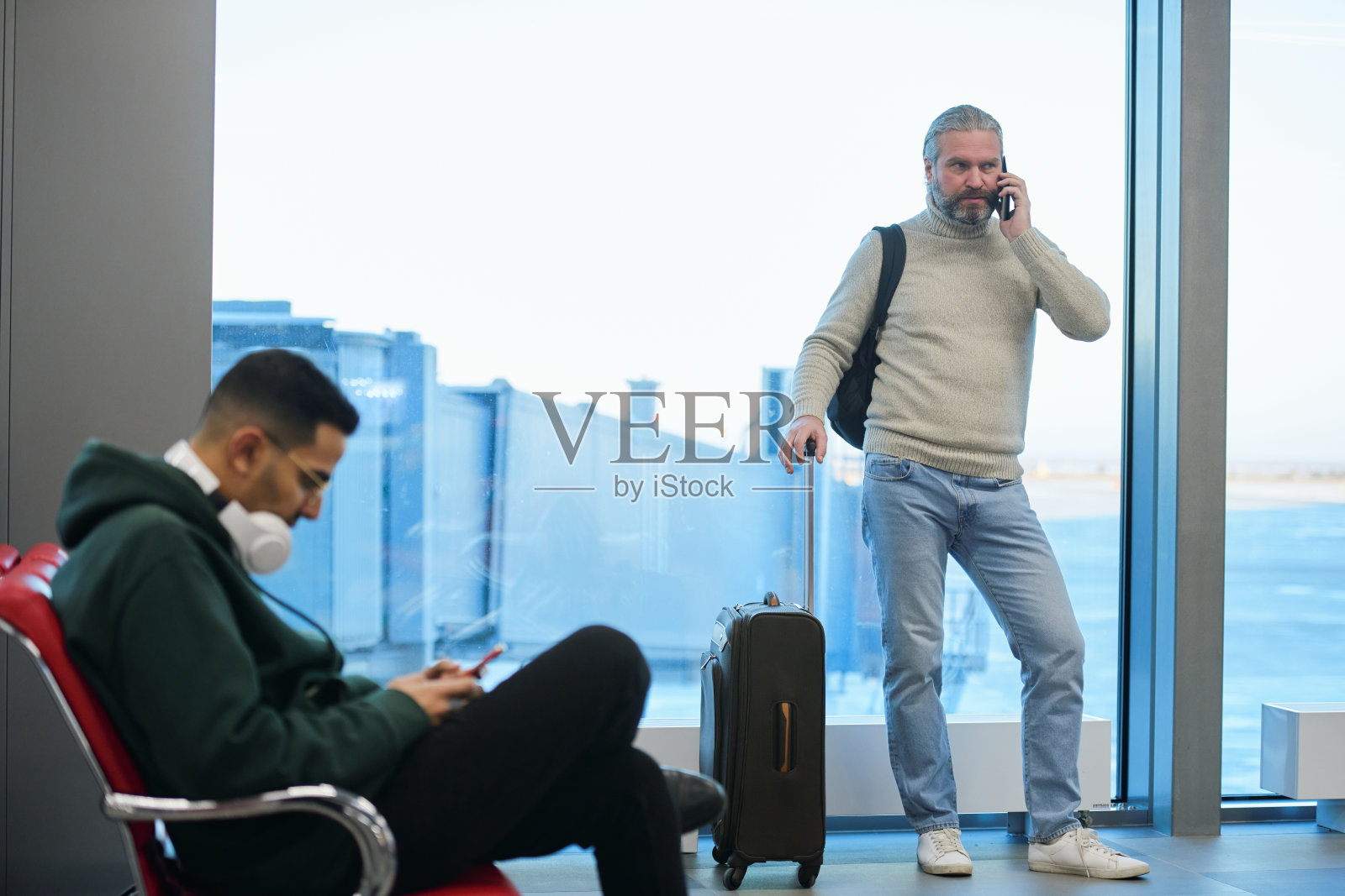 乘飞机旅行的人照片摄影图片