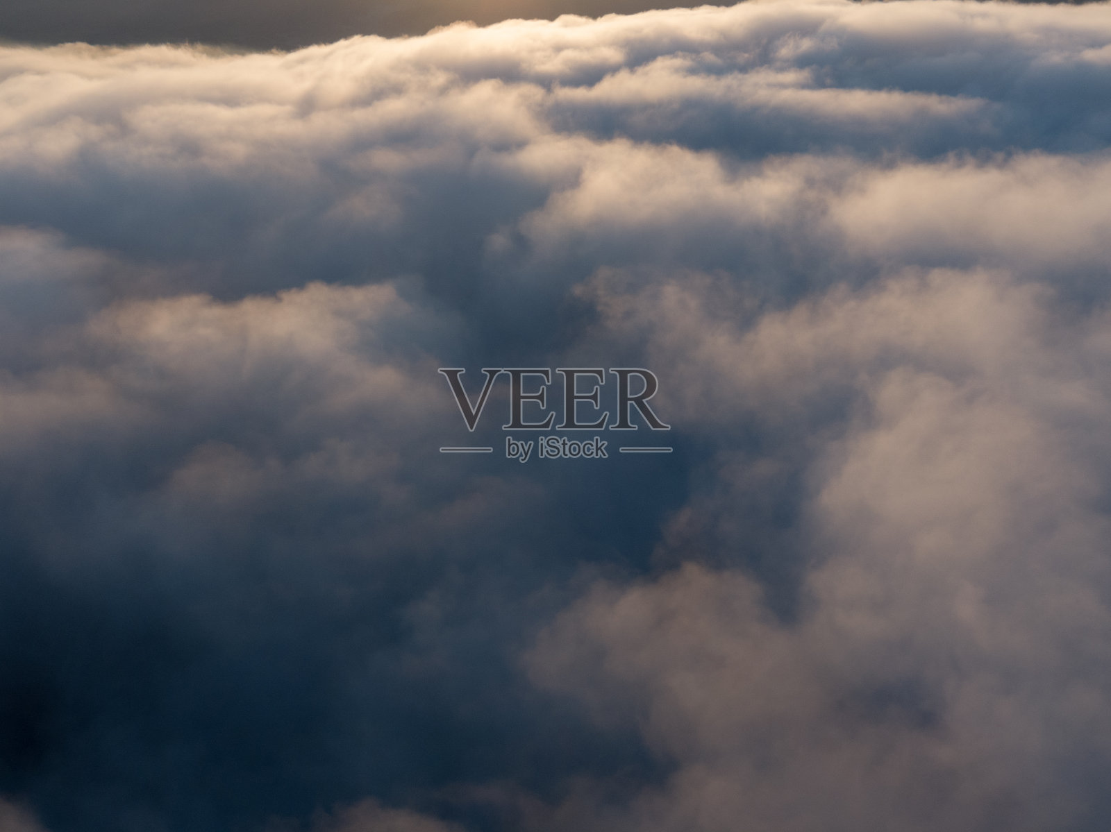 飞越云和山峰,日落后的大海照片摄影图片