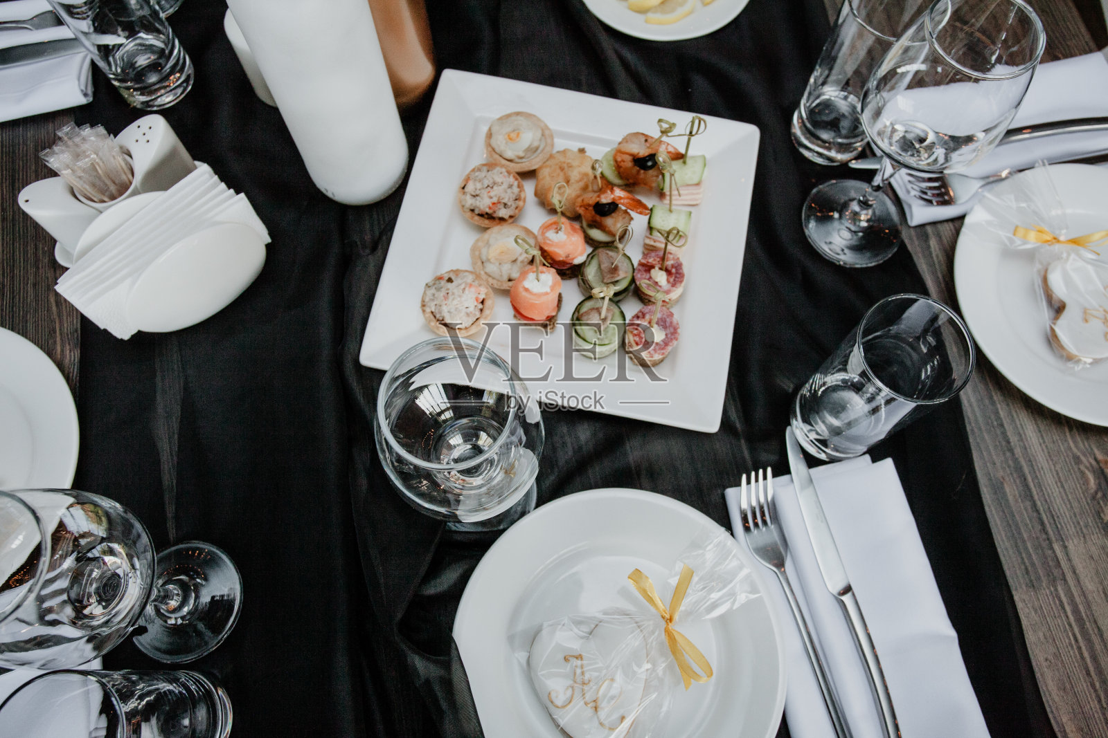 美丽的假期表。表设置。婚礼照片摄影图片