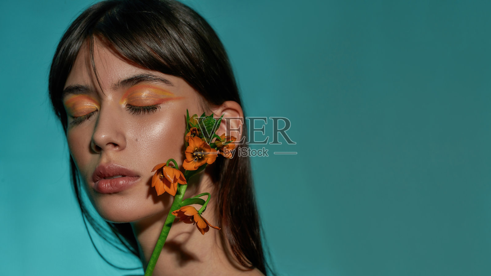 女性享受着柔软的触摸鲜花到她的皮肤照片摄影图片