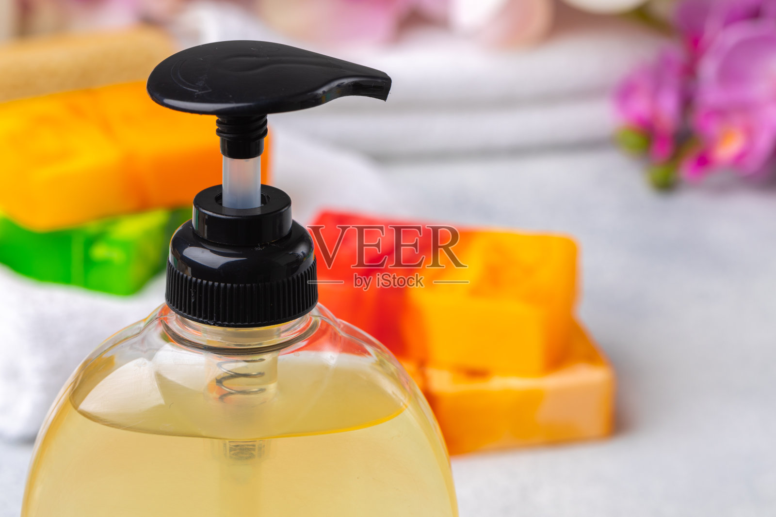 液体肥皂或身体洗剂设置在酒店浴室照片摄影图片