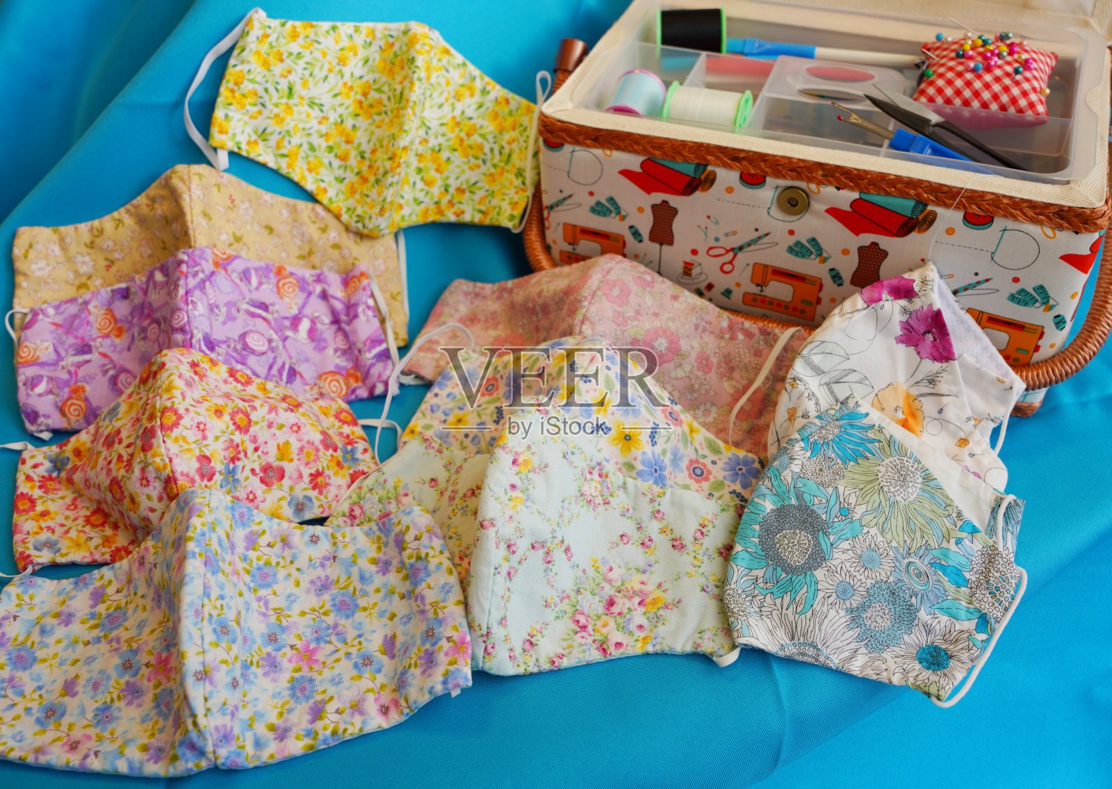 手缝口罩,预防COVID - 19照片摄影图片