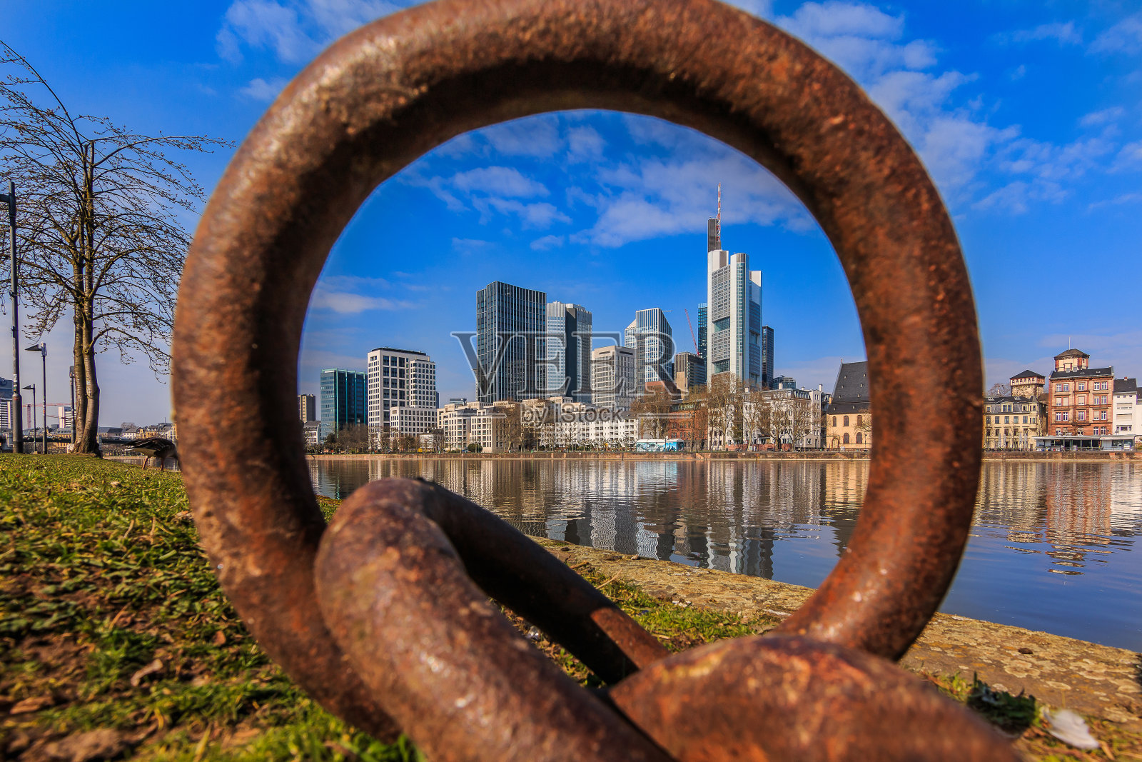 法兰克福的天际线在白天透过金属环照片摄影图片