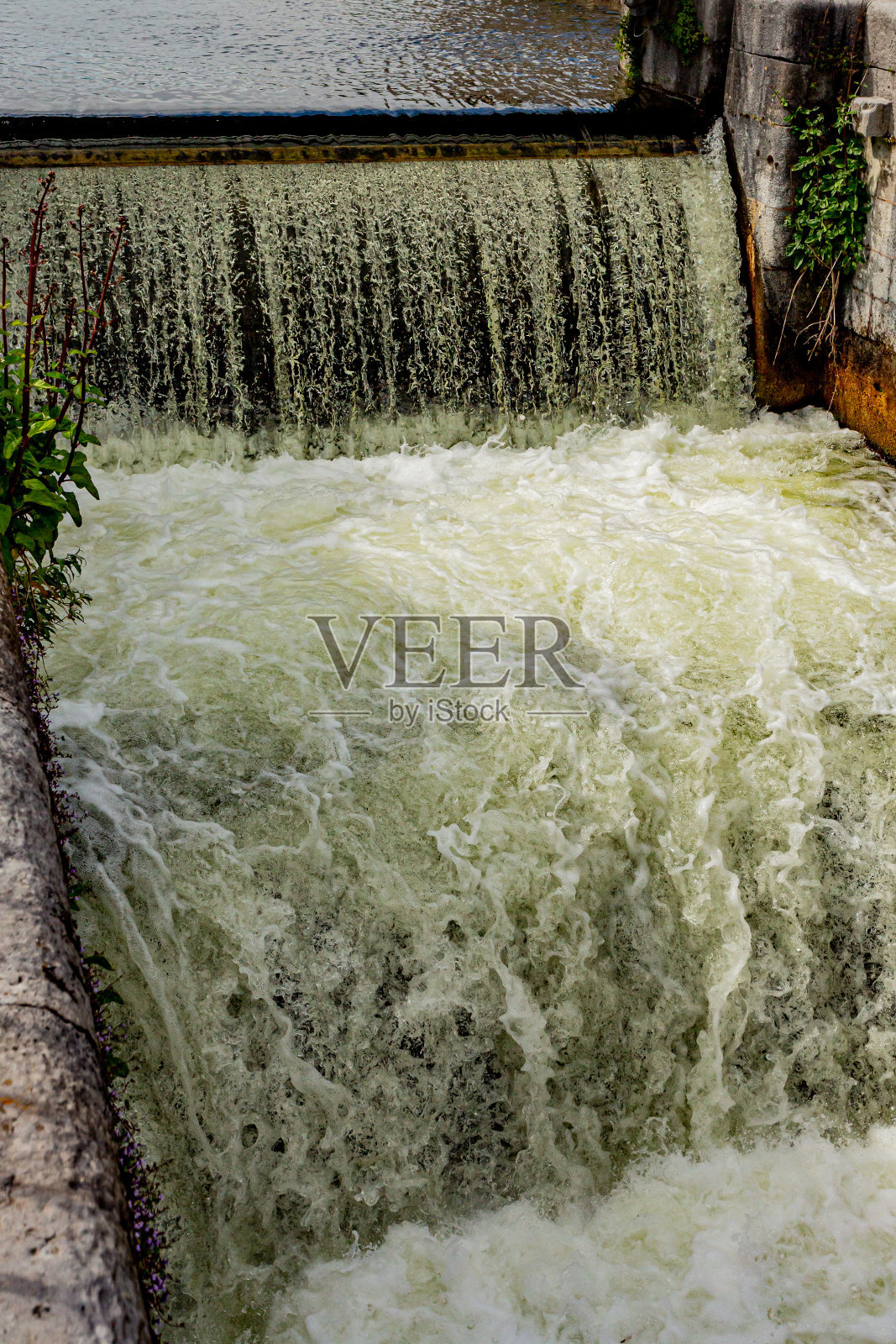 特写水流入埃格林顿运河船闸,水路戈尔韦照片摄影图片
