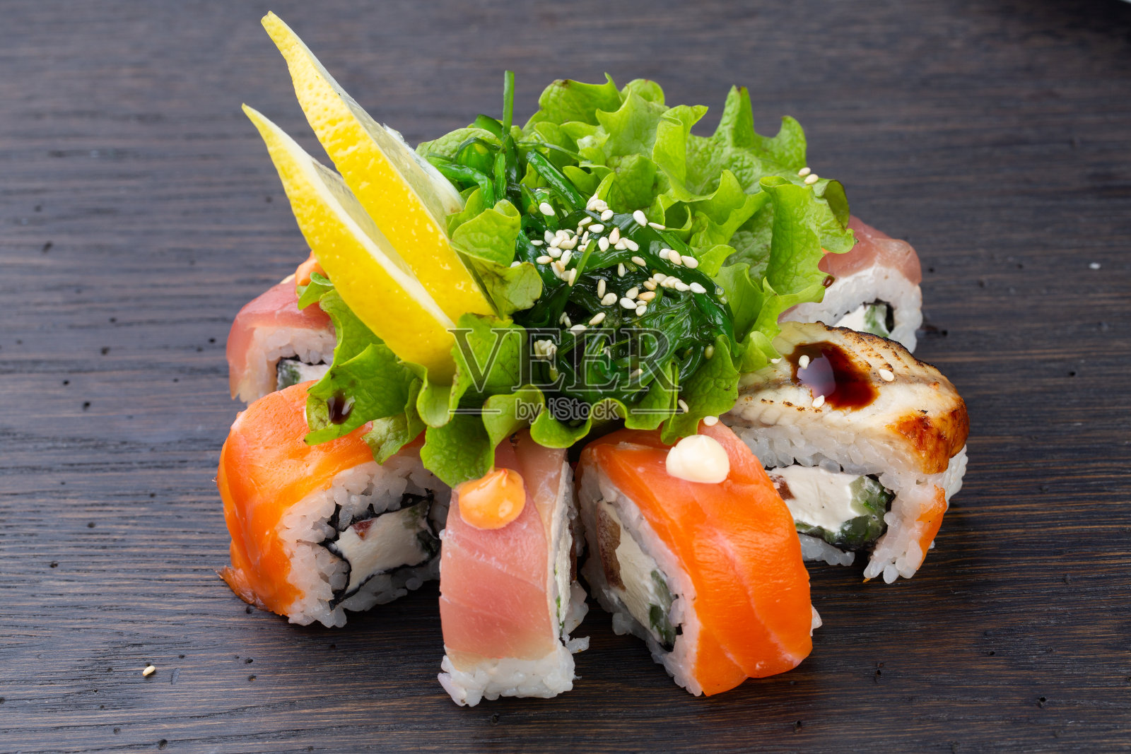 手握寿司套餐金枪鱼,鲑鱼,对虾,海鲈鱼。寿司手握寿司收藏在黑色的背景,反射,高分辨率照片摄影图片