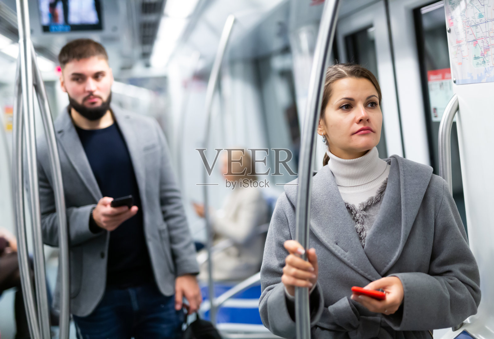 地铁里的黑发女人照片摄影图片