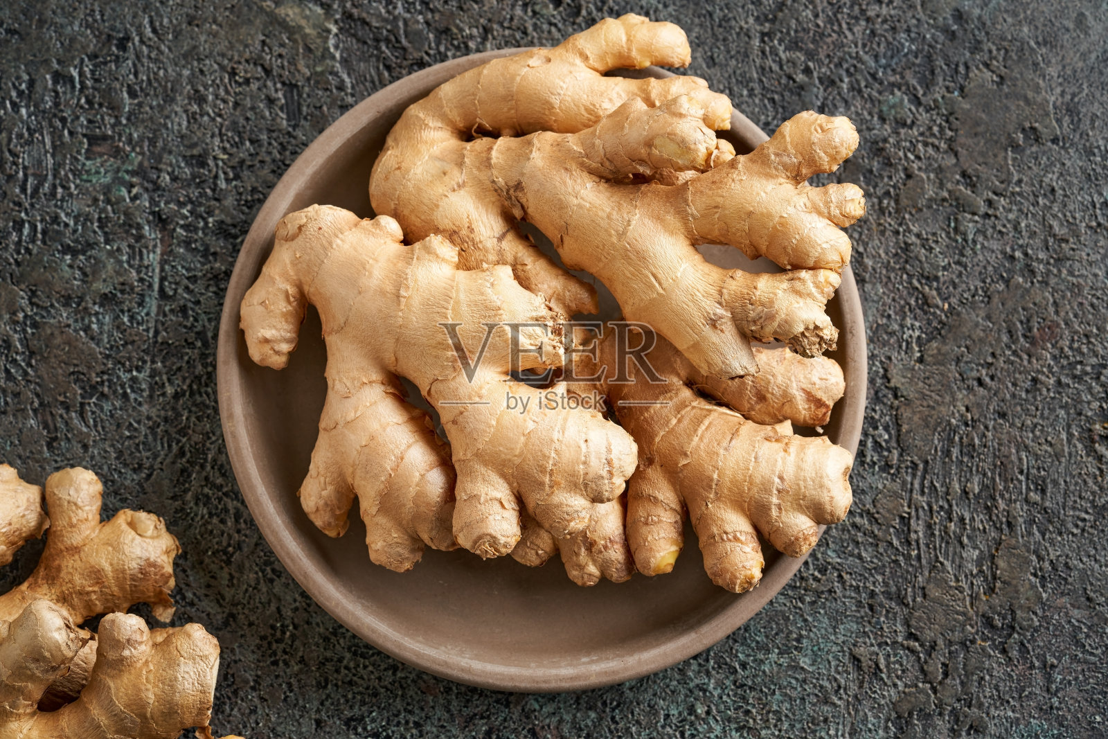 把新鲜的生姜放在盘子里照片摄影图片