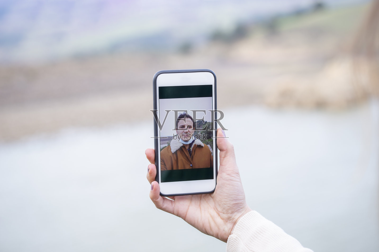 和他的男朋友视频通话。照片摄影图片