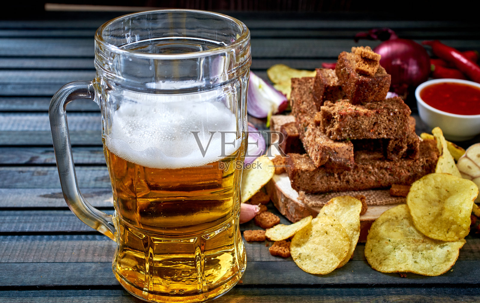 油炸面包丁和加香料的饼干。啤酒的零食照片摄影图片
