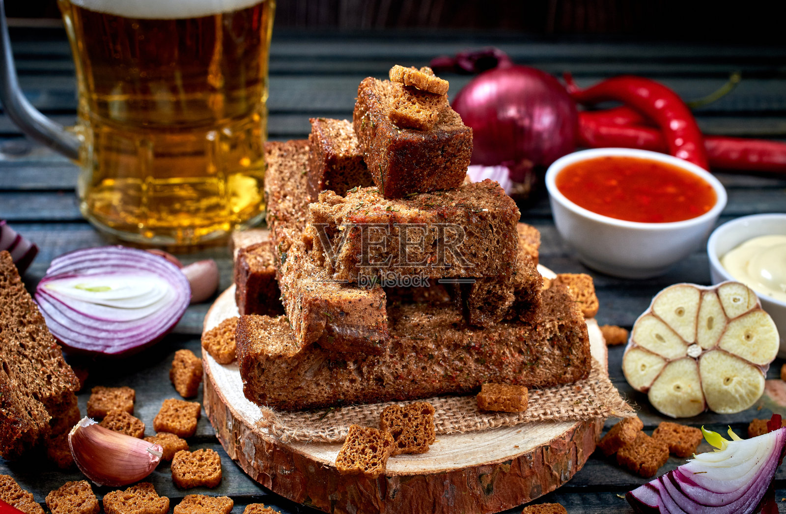 油炸面包丁和加香料的饼干。啤酒的零食照片摄影图片