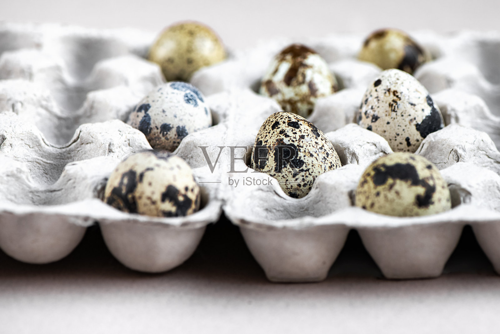 关闭纸盒与小斑点鹌鹑蛋与一些空的细胞照片摄影图片