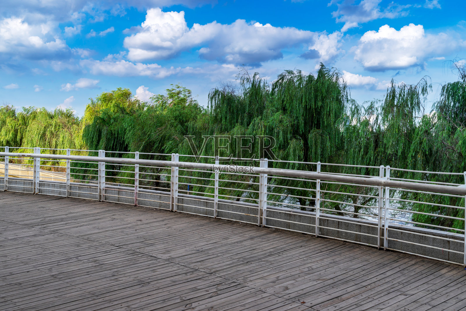 公园里的木地板和栏杆照片摄影图片