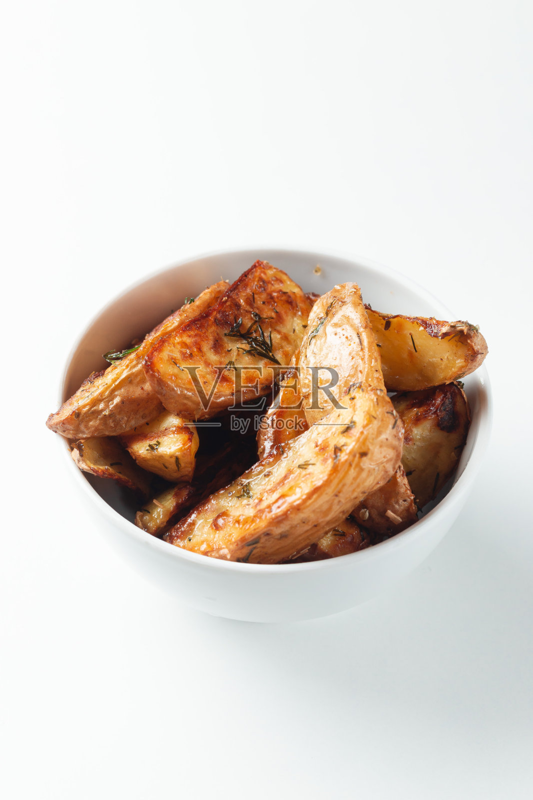 碗与美味的土豆楔子在白色孤立的背景照片摄影图片