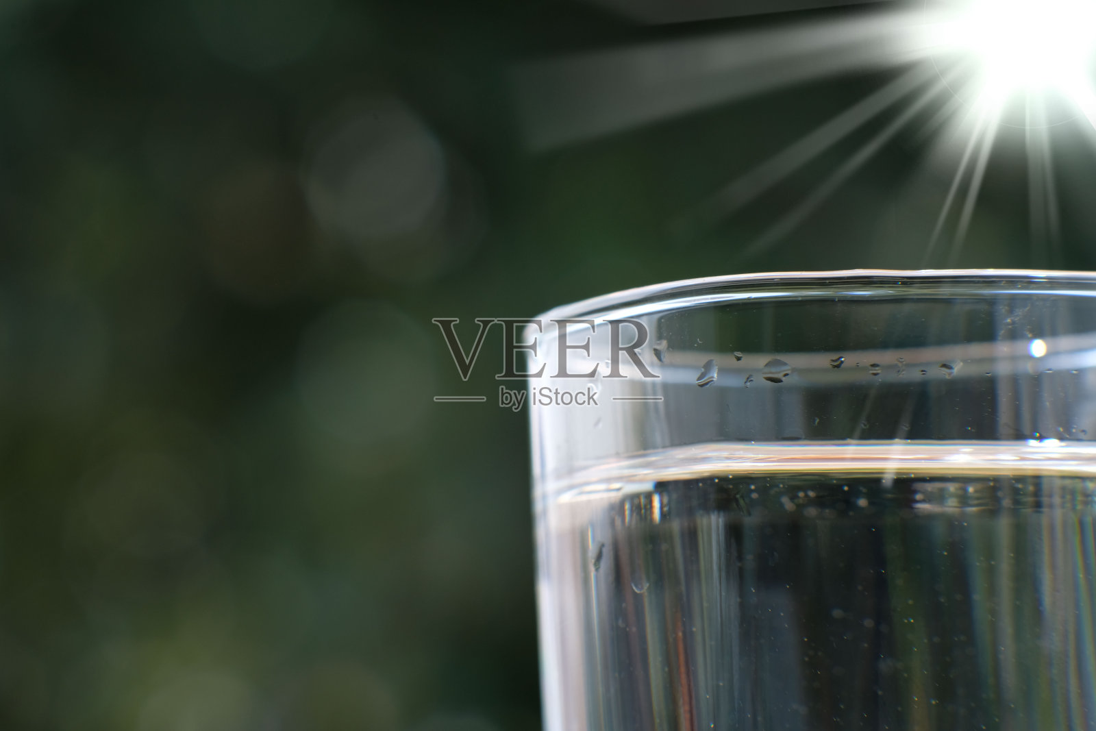 将饮用水倒在木桌和文字说明上照片摄影图片