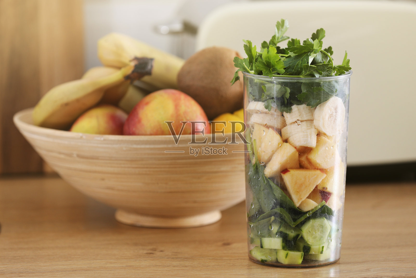 用新鲜水果和绿色菠菜做健康排毒奶昔。健康生活方式排毒概念。绿色排毒奶昔所需的配料在厨房照片摄影图片