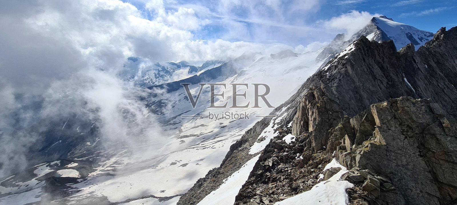 奥地利齐勒塔尔阿尔卑斯的柏林高架徒步旅行沿途令人叹为观止的风景照片摄影图片