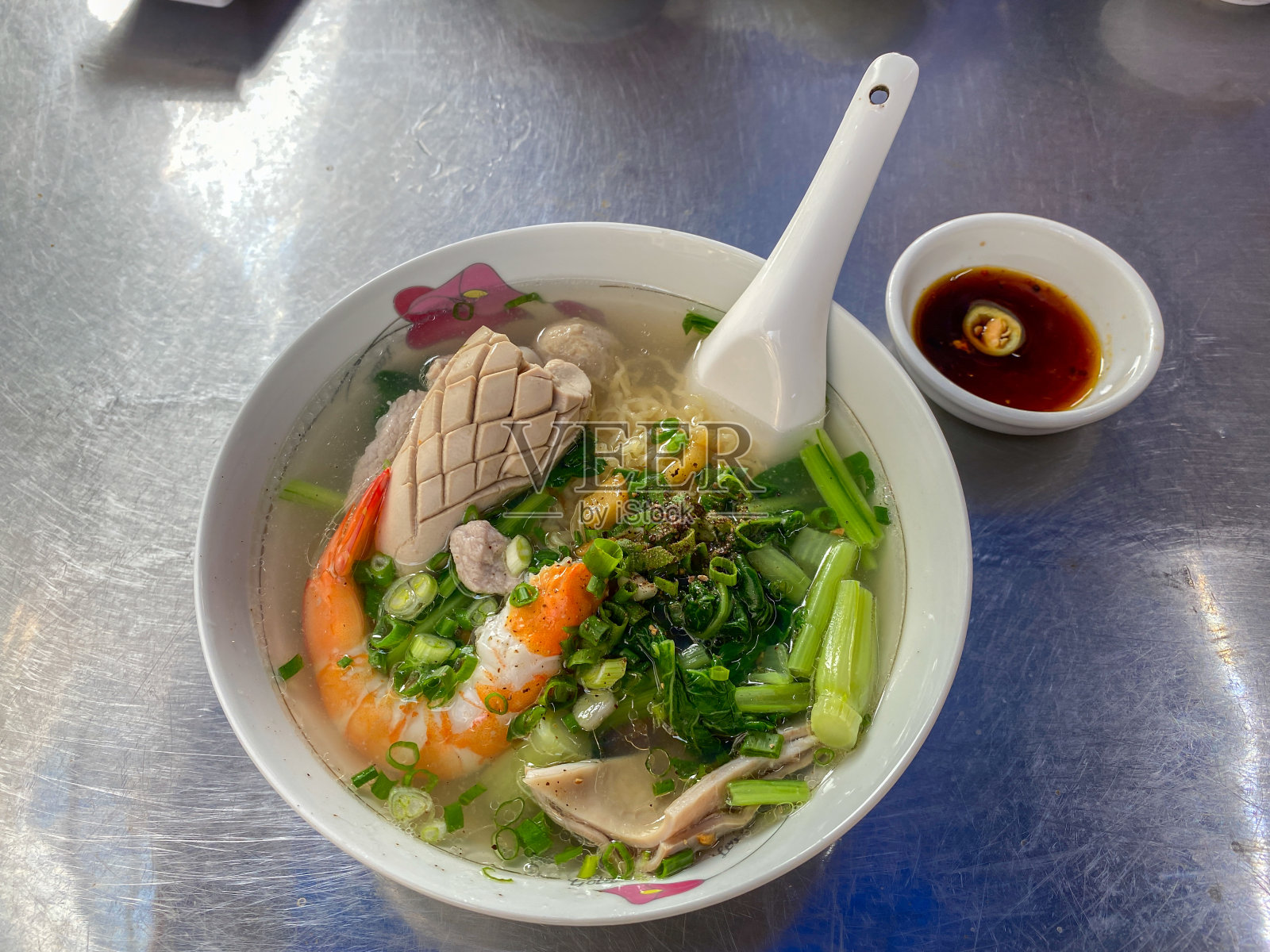 越南美味虾粉米粉和肉汤——胡调南旺照片摄影图片