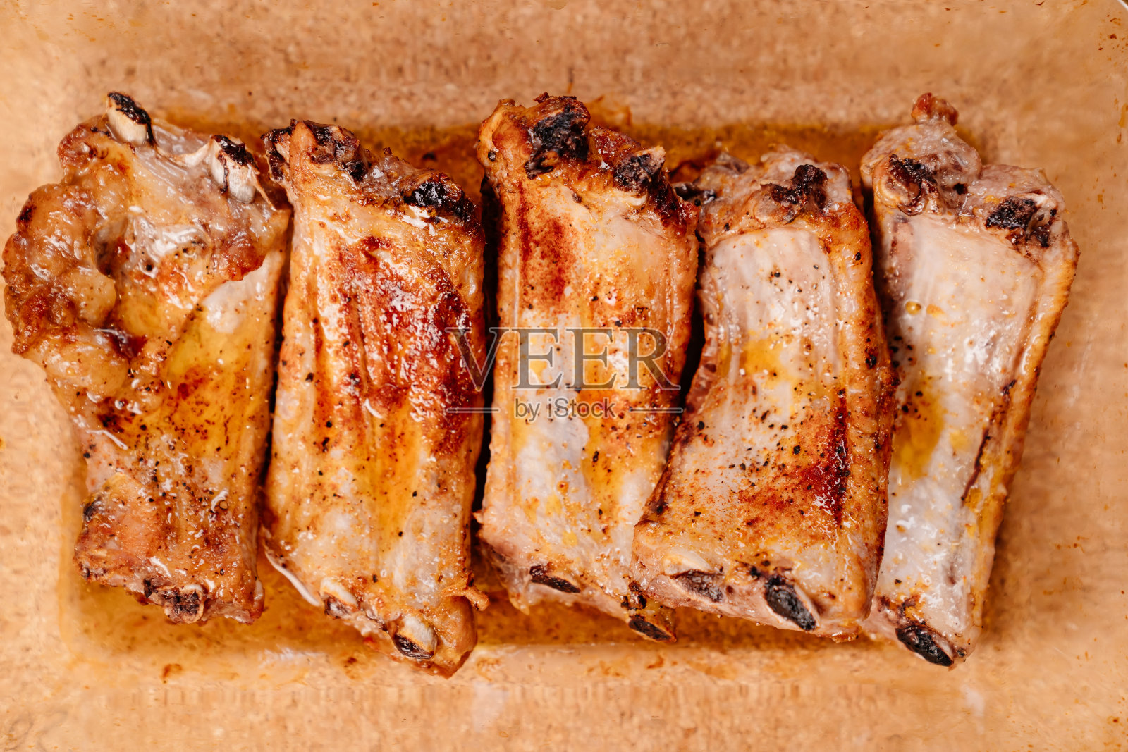 香料炸排骨,木背景照片摄影图片