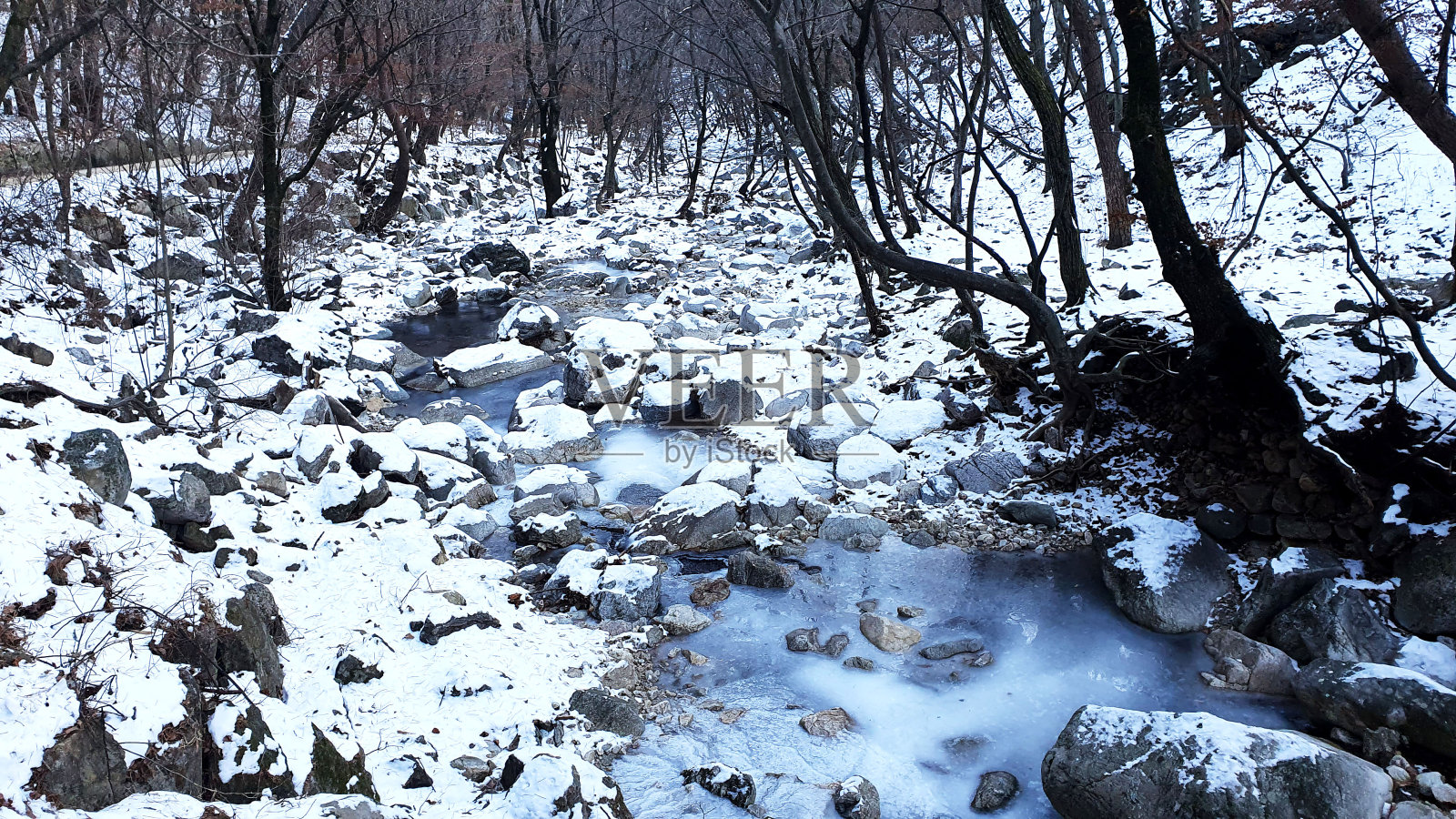京户道永文山的冰冻山谷照片摄影图片