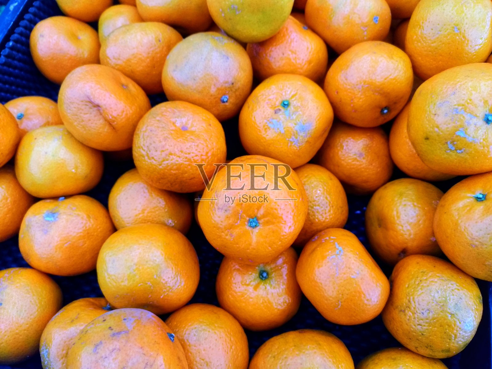 市场上的一堆橙子照片摄影图片