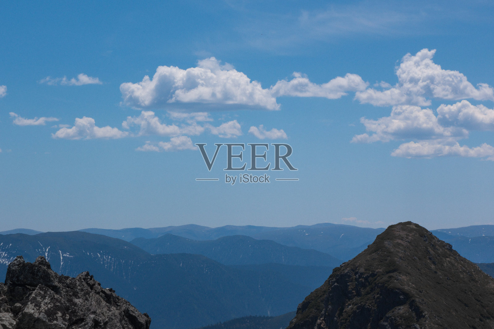 Taltsinsky高峰。山景和蓝天白云。照片摄影图片