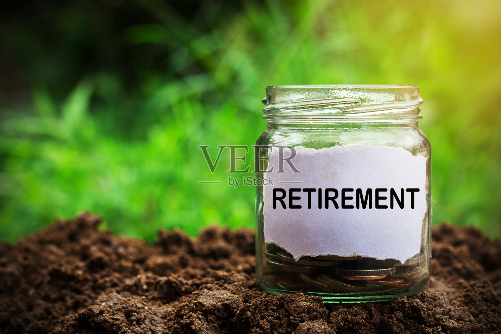 存钱罐里的硬币在泥土上贴满标签空间照片摄影图片