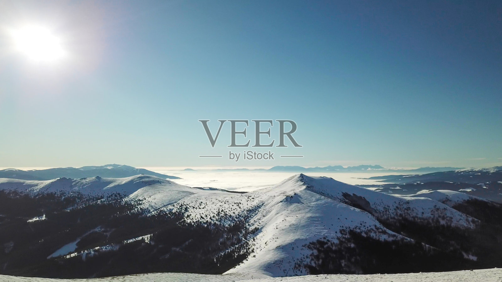 Speikkogel -无人机在奥地利阿尔卑斯山的Speikkogel地区拍摄到积雪覆盖的阿尔卑斯山。整个地方都被雪覆盖着。照片摄影图片