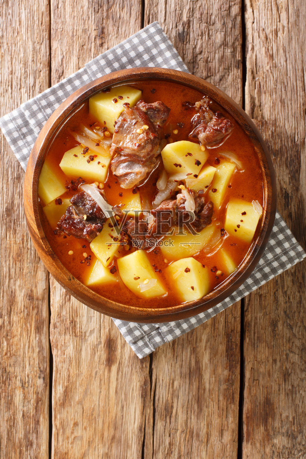 毛里塔尼亚美食波纳瓦是一个传统的炖羊肉和土豆在一个碗的特写。垂直的俯视图照片摄影图片