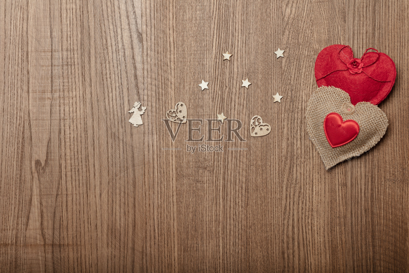 手工心木制背景。情人节卡片照片摄影图片