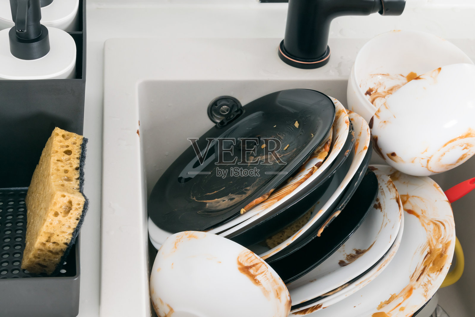 厨房水槽里有很多脏盘子,俯视图,特写照片摄影图片