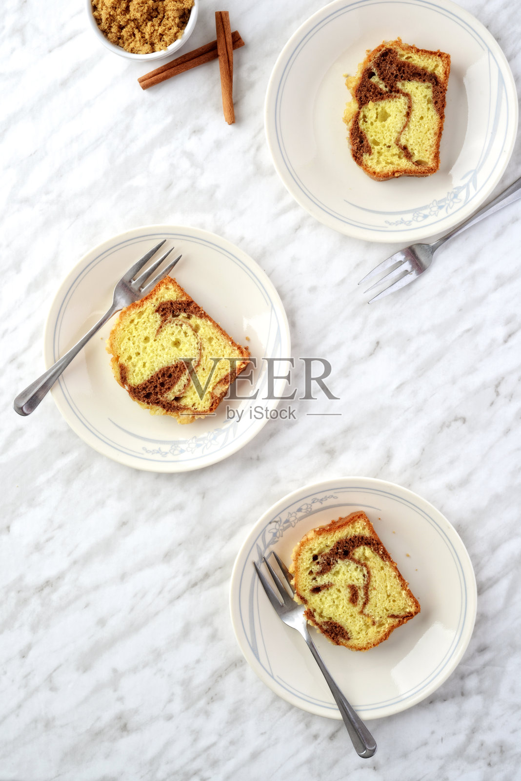 高角度查看肉桂漩涡蛋糕照片摄影图片