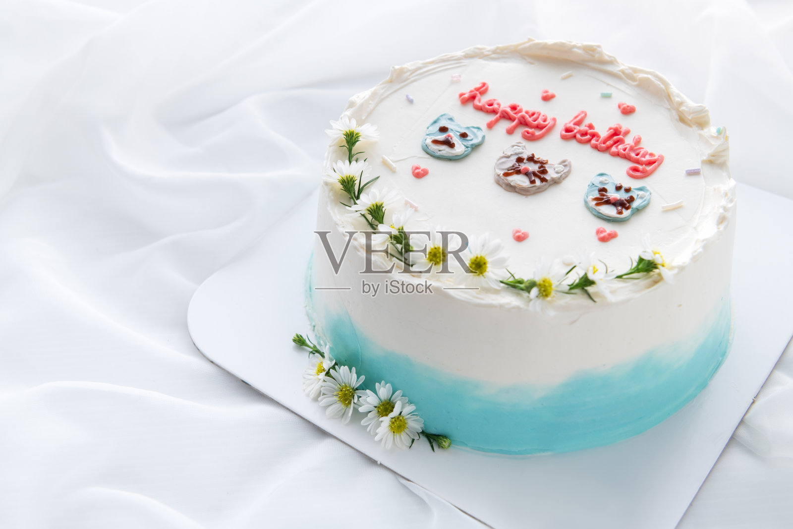 最小的生日蛋糕和装饰可爱的脸猫和小花在上面照片摄影图片