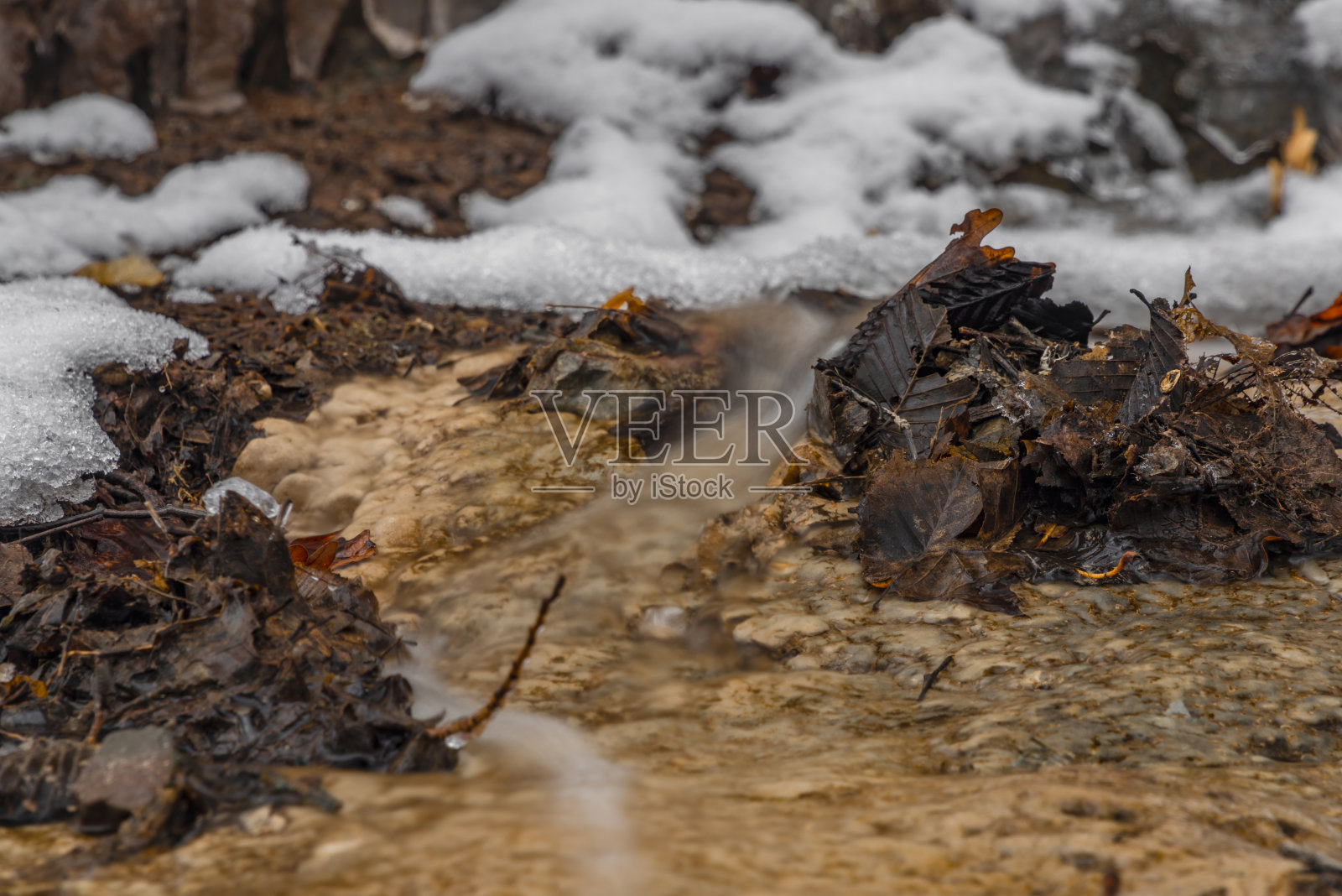 冬天寒冷的早晨,莫拉夫斯基克鲁姆洛夫镇附近的冬季瀑布照片摄影图片
