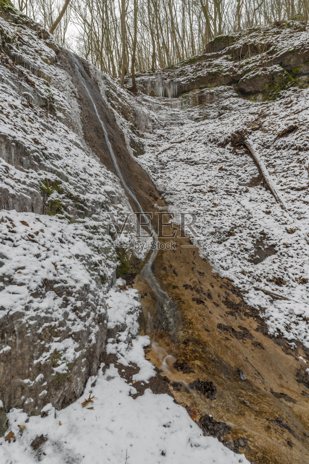 冬天寒冷的早晨,莫拉夫斯基克鲁姆洛夫镇附近的冬季瀑布照片摄影图片