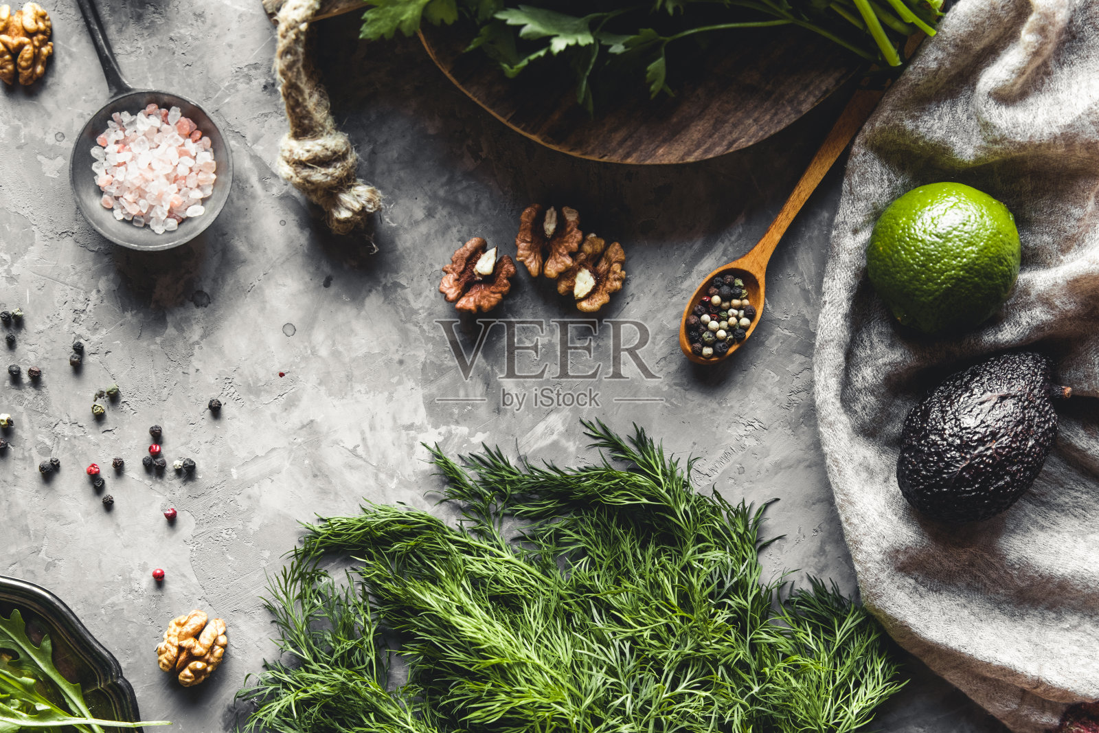 在质朴的木桌上放着一堆新鲜的本地种植的有机小茴香、菠菜、芝麻菜和大葱照片摄影图片