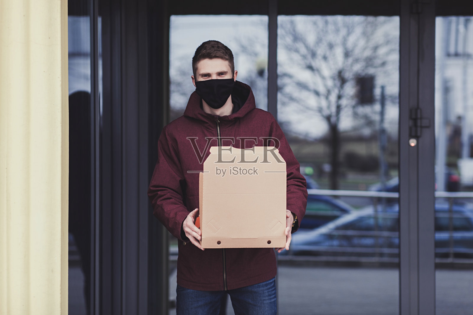 戴面具的快递员照片摄影图片