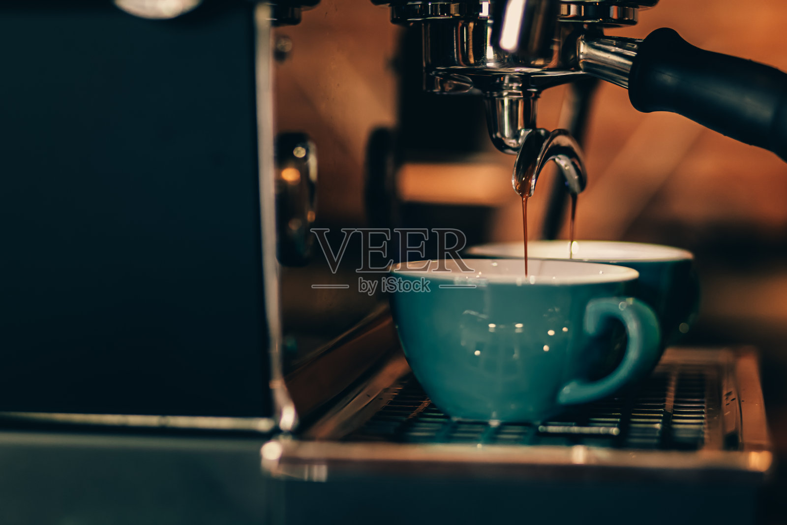 咖啡师用咖啡机煮咖啡。咖啡准备服务理念。照片摄影图片