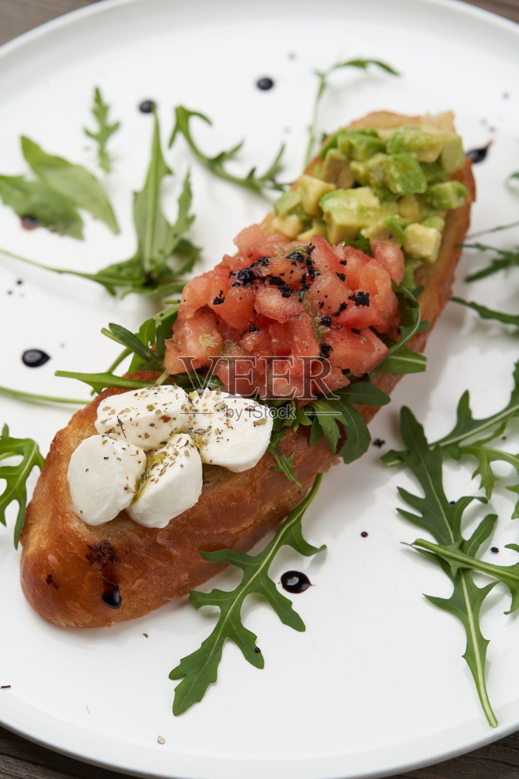 健康的素食烤面包配蔬菜和奶酪。照片摄影图片