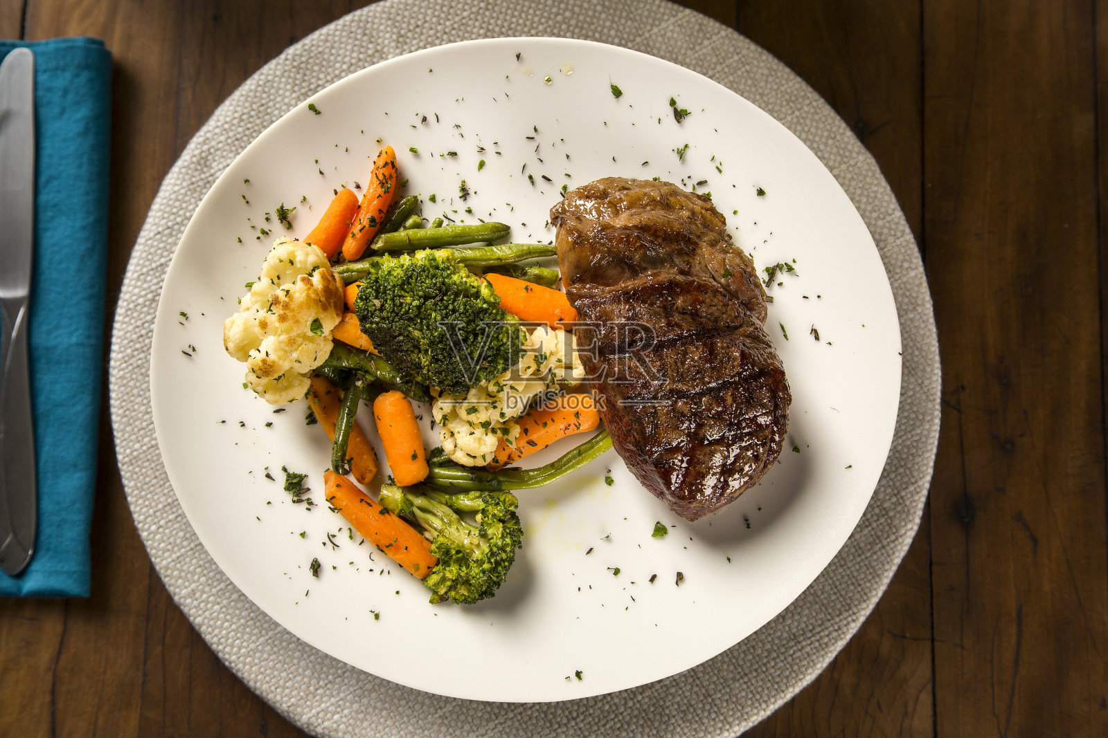 美味的牛排配蔬菜照片摄影图片